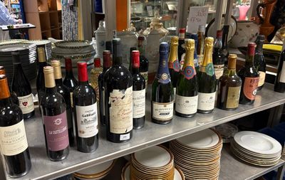 de nombreuses bouteilles de vin sur une étagère dans un magasin