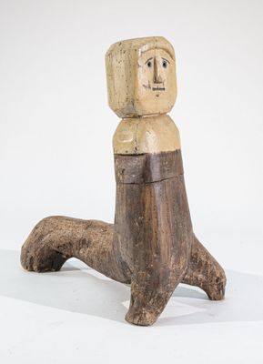 une figurine en bois représentant un homme coiffé d'un chapeau