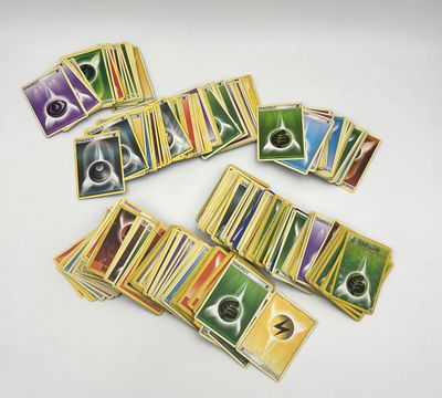 un grand nombre de cartes posées sur la table