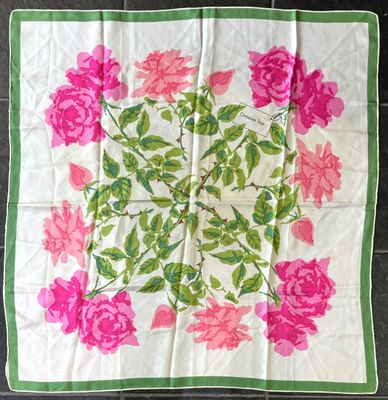 CHRISTIAN DIOR. Carré en twill de soie imprimée à décor de r…