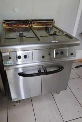 une cuisinière en acier inoxydable équipée de deux feux