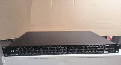 une image représentant un rack sur lequel sont disposés plusieurs commutateurs