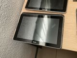 deux tablettes posées l'une à côté de l'autre sur une table