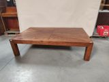 une photo d'une table basse en bois au milieu d'une pièce
