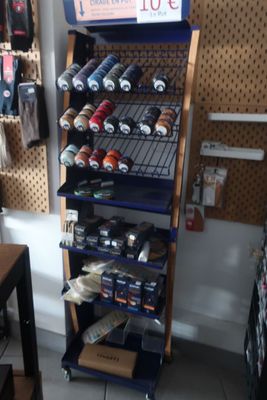 une étagère sur laquelle sont disposées de nombreuses bouteilles dans un magasin