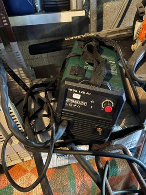 une petite machine posée au sommet d'un tas de fils