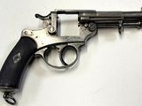 un pistolet posé sur une surface blanche