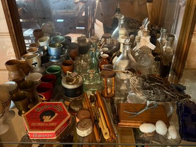 une vitrine en verre contenant de nombreux objets en verre