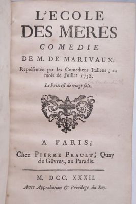 un vieux livre sur lequel figure l'image en noir et blanc d'un oiseau