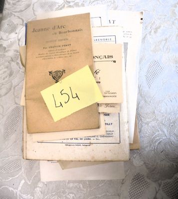 une pile de vieux livres posée sur une table, sur laquelle se trouve un mot
