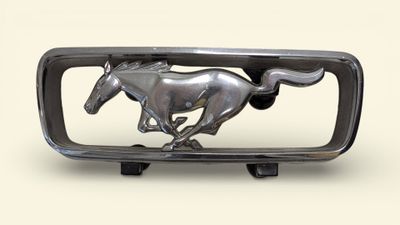 MUSTANG - Enseigne ajourée en métal chromé à décor d'un chev…