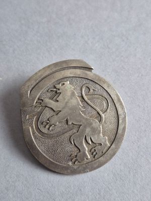 un gros plan d'une pièce d'argent sur laquelle figure un lion
