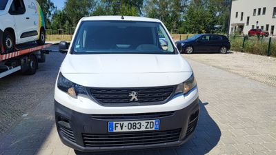 une camionnette blanche remorquée par un camion