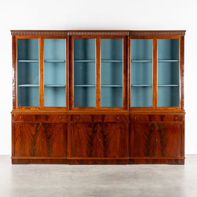 une photo d'une vitrine en bois avec des portes vitrées