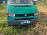 une camionnette verte garée dans l'herbe