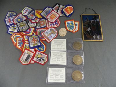 beaucoup de badges et de pièces posés sur une table