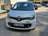 une petite voiture blanche garée dans un parking