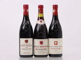 trois bouteilles de vin sont alignées sur une surface blanche