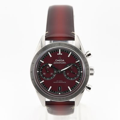 un gros plan d'une montre avec un bracelet rouge sur un fond blanc
