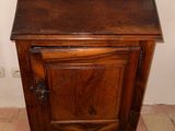 une petite table en bois surmontée d'un tiroir