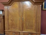 une grande armoire en bois au milieu d'une pièce