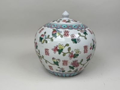 une image représentant un vase blanc et bleu orné de fleurs
