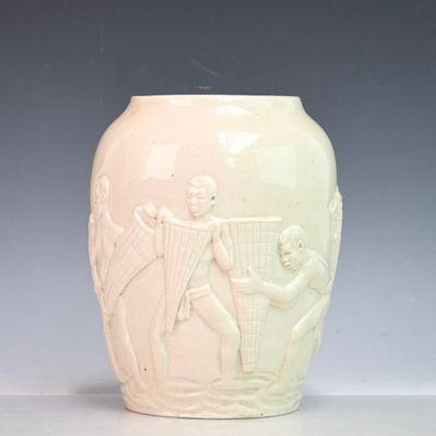 un vase blanc sur lequel est représenté un homme et une femme