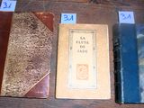 Plusieurs livres sont alignés sur une table en bois, accompagnés de numéros.