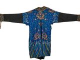 une image représentant une robe bleue ornée d'un motif