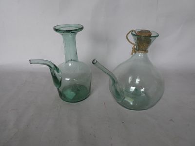 deux vases en verre vert posés l'un à côté de l'autre sur une table