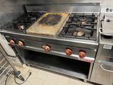 une plaque de cuisson sale dans une cuisine, sur laquelle se trouve une plaque de cuisson