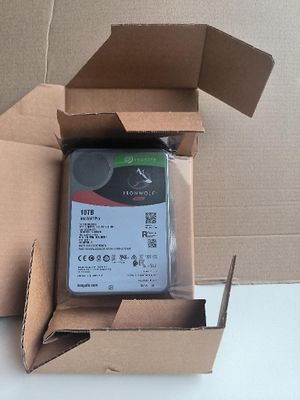 un boîtier contenant un disque dur, posé sur une table