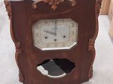 une horloge en bois percée d'un trou au milieu