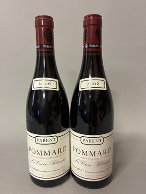 deux bouteilles de vin rouge posées sur une table