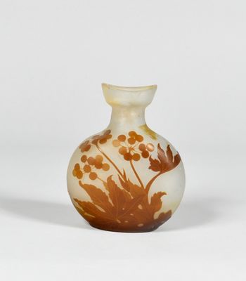Vase sphérique en verre de l'établissement Gallé