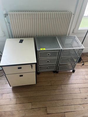 un bureau avec des tiroirs et un classeur dans un coin