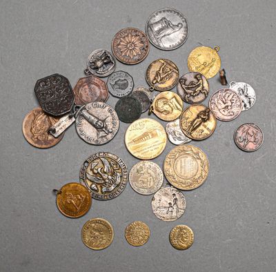 beaucoup de pièces qui sont sur la table