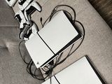 plein de consoles de jeux vidéo et de manettes sur le canapé