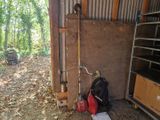 un sac et un sac à dos posés dans une remise