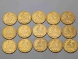 six pièces d'or sont disposées en rangée sur une table
