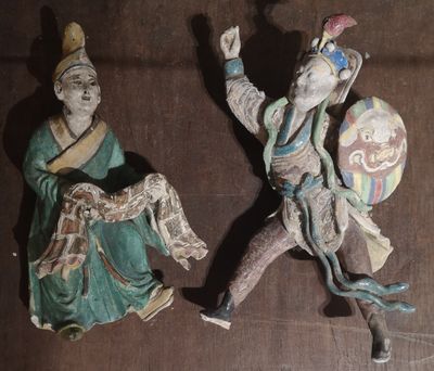 CHINE, guerrier portant un bouclier et vendeur de tissus.
