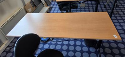 des tables et des chaises dans une pièce avec de la moquette bleue et des murs bleus