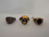 trois bagues et une bague ornée d'un crâne