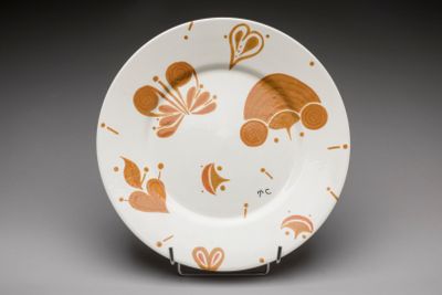 une assiette orange et blanche ornée d'un motif