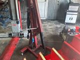 une photo d'un établi rouge dans un garage