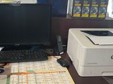 un bureau sur lequel se trouvent un ordinateur portable et une imprimante