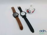 deux montres sont assises l'une à côté de l'autre sur une surface blanche
