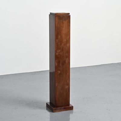 une image représentant un grand objet en bois dans une pièce