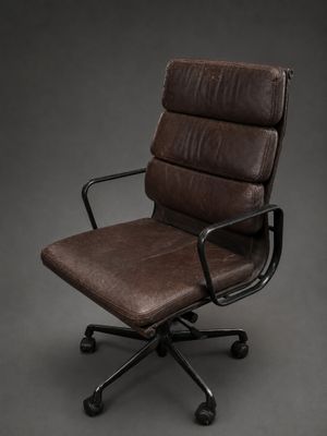 une chaise de bureau dont l'assise est recouverte de cuir marron