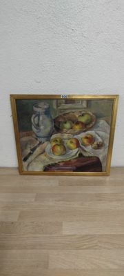 une photo d'un tableau accroché au mur à côté d'un vase
